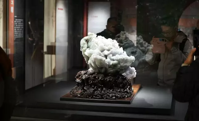 鎮館之寶：十六人耗三年雕成螳螂白菜。巴士的報記者攝