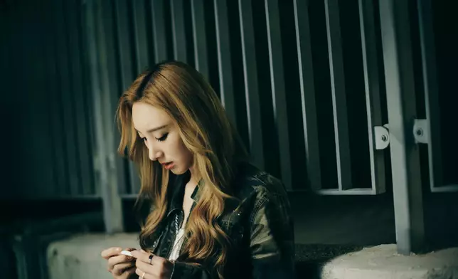 許靖韻推出今年首支派台作品《連自己都不夠快樂》。