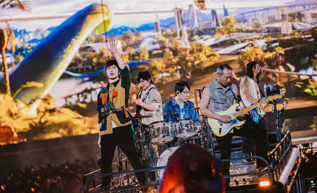 五月天5525+1《回到那一天》巡迴演唱會香港場，時光機大超前回到侏羅紀的那一天。