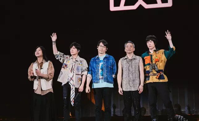 五月天化身探險員。