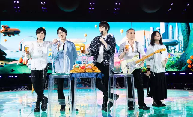 用周杰倫送的「太陽之子」之味與全場「乾杯」。