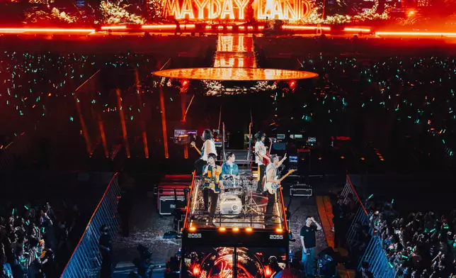 五月天5525+1《回到那一天》巡迴演唱會香港場，時光機大超前回到侏羅紀的那一天。