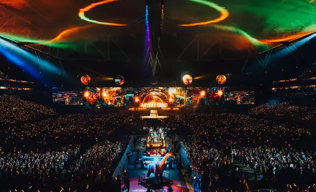 五月天5525+1《回到那一天》巡迴演唱會香港場，時光機大超前回到侏羅紀的那一天。