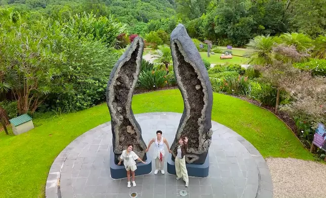 三位之後去到Crystals Costle，淨化心靈。