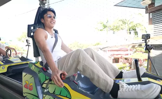 三人體驗手動過山車。