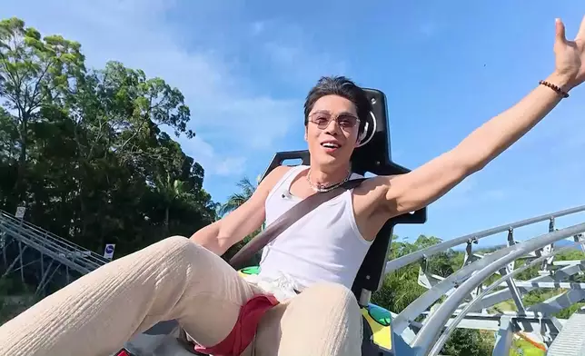 三人體驗手動過山車。