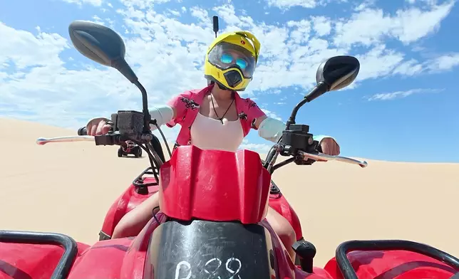 去Worimi的Sand Dunes在沙地玩四驅車。