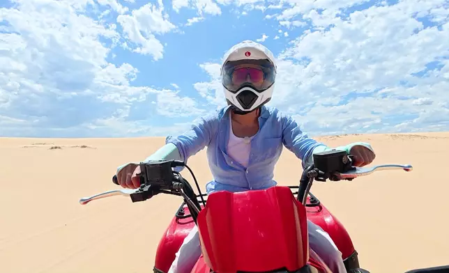 去Worimi的Sand Dunes在沙地玩四驅車。