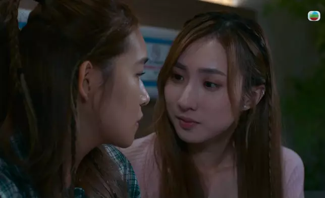 Yumi就算呢幕安慰謝采芝，都做得好自然。