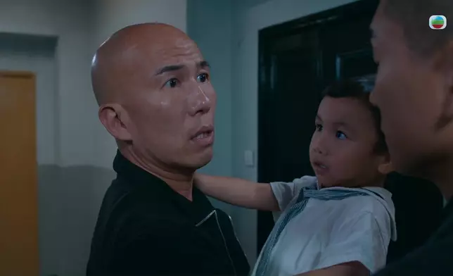 睇吓佢同位小演員玩得幾開心！