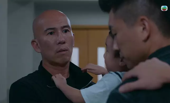 睇吓佢同位小演員玩得幾開心！