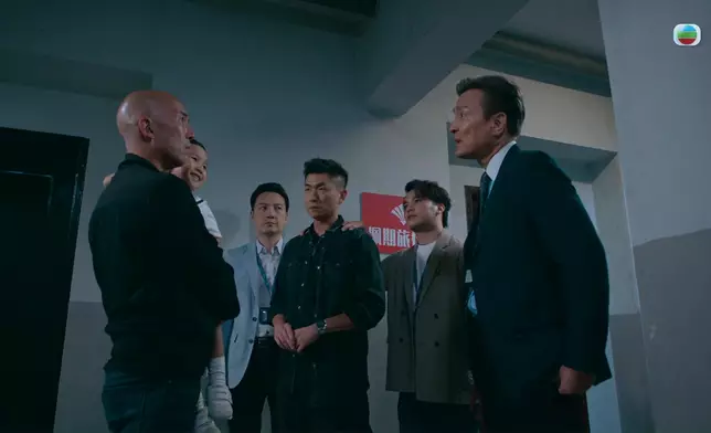 睇吓佢同位小演員玩得幾開心！