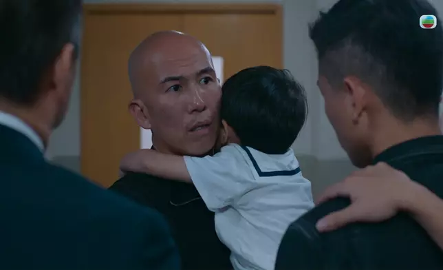 睇吓佢同位小演員玩得幾開心！