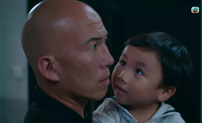 睇吓佢同位小演員玩得幾開心！