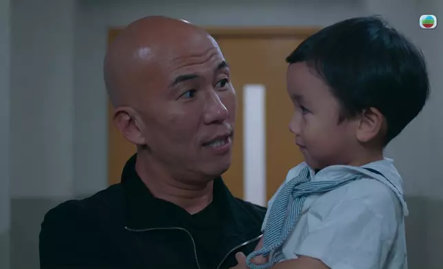 睇吓佢同位小演員玩得幾開心！