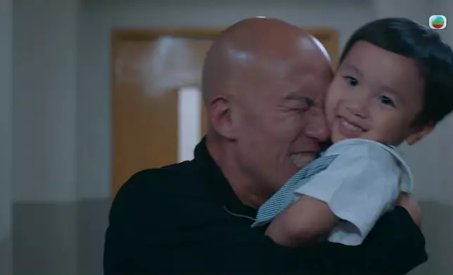 睇吓佢同位小演員玩得幾開心！