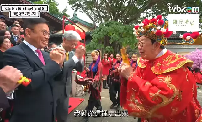 原來修哥近年最鍾意嘅工作係做財神。