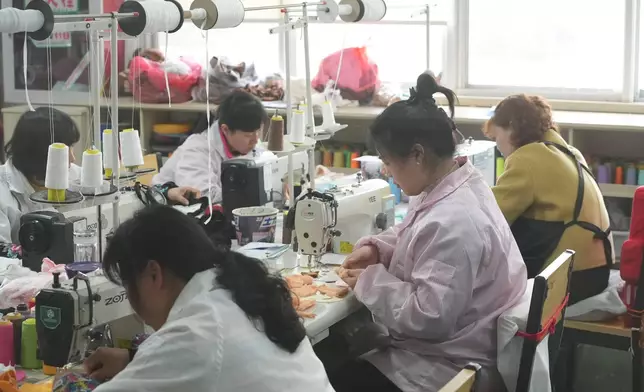 樣板間展示手工縫製。巴士的報記者攝