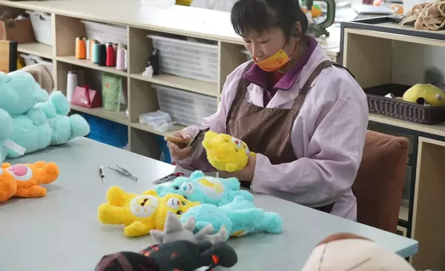 樣板間展示手工縫製。巴士的報記者攝