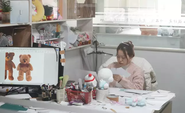 國內原創玩具產業興起，設計人才需求持續上升，企業除與本地院校合辦微專業培育新血外，亦積極赴杭州等設計人才集中的城市招兵買馬。巴士的報記者攝