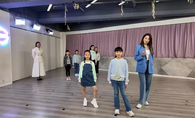 陳嘉容教小朋友優雅步姿。