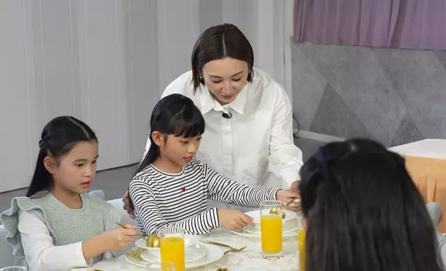 小朋友專心學餐桌禮儀。