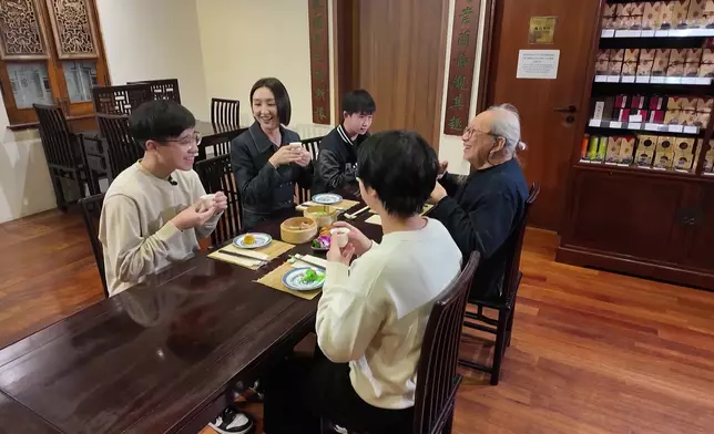 高海寧與年輕人分享品茶的樂趣。