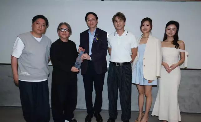 《麻雀樂團》編審黃偉強（左一）、監製羅永賢（左二）、演員黃庭鋒、郭柏妍和胡敏芝，於香港珠海學院文學及社會科學院院長馮錦榮教授手上接過獎項。
