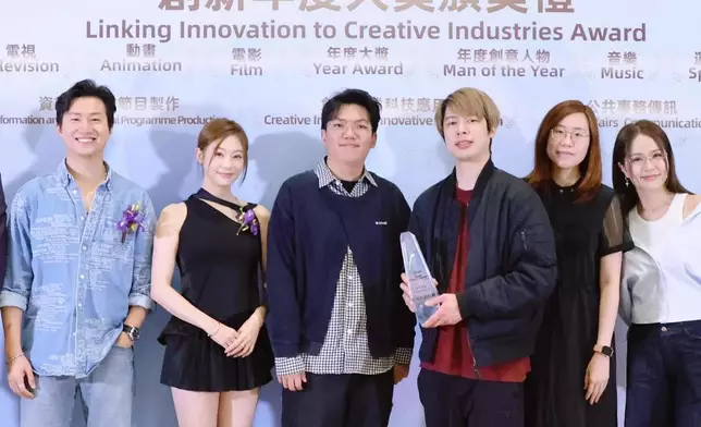 節目監製莫文浩（右三）、編審張肇婷（右二）、蔡禮行（左三）與3位女神及求愛勇者曾展望出席頒獎禮。