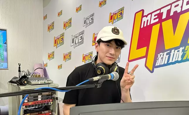 鋼琴王子胡子貝亮相新城《沿途有我》直播訪問。