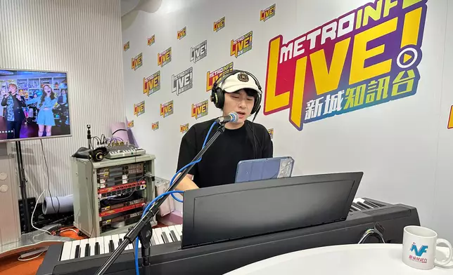 胡子貝自彈自唱展現十級琴技及歌藝。