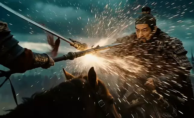 朱先生指出，同一款AI工具在不同人手中會產生天差地別的效果，高質量的畫面需耗費大量時間反覆測試各種提示詞（Prompt），從人物微表情調教、光影參數到運鏡節奏，每個環節皆需反覆試錯及不斷完善。