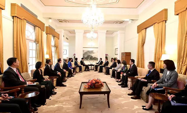 李家超在禮賓府與黃循財會面，就雙方關注的議題交換意見。政府新聞處圖片