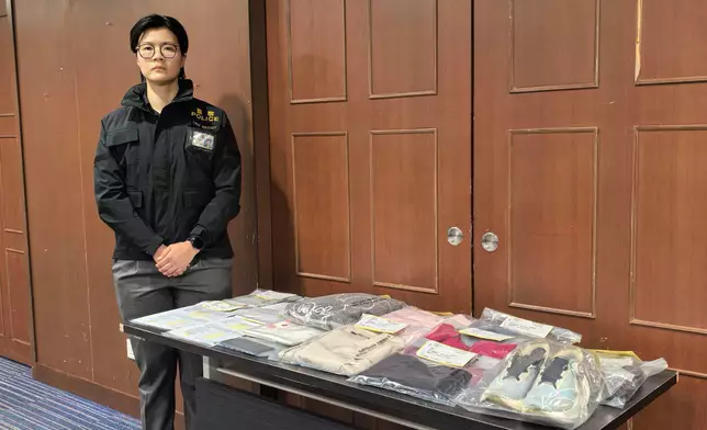 黃穎珩展示證物。