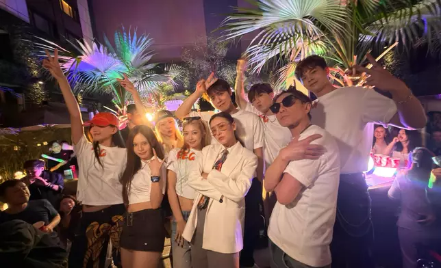 英皇娛樂為慶祝25+周年，昨晚（27日）聯乘「BEAT FRIDAY」舉行《英皇盛世之夜 Canton Disco Vibes》，周國賢（Endy）、曾傲棐、女團VIVA、黃明德及黎展峯輪流獻唱英皇經典金曲與新作，由《活著VIVA》到《櫻花樹下》，全場樂迷由頭唱到尾。