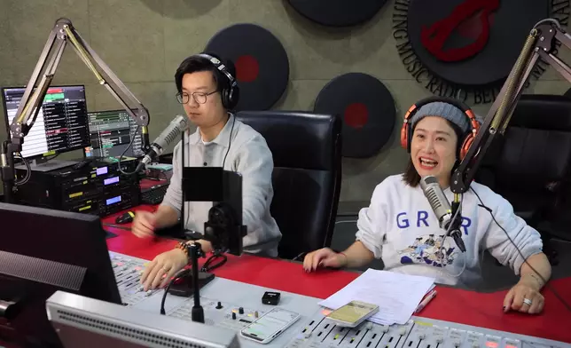 戴藝於北京的電台擔任主播。