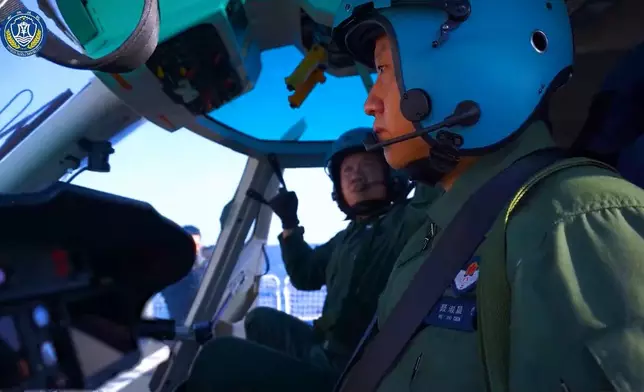 解放軍南部戰區29日在中國黃岩島領海領空及周邊海空域開展戰備警巡。南部戰區公眾號影片截圖