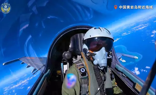 解放軍南部戰區29日在中國黃岩島領海領空及周邊海空域開展戰備警巡。南部戰區公眾號影片截圖