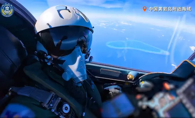 解放軍南部戰區29日在中國黃岩島領海領空及周邊海空域開展戰備警巡。南部戰區公眾號影片截圖