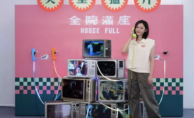 嘉年華也特別展出以「英皇25年經典音樂與電影美學」為主題的互動裝置，Michelle特別走到「英皇猛片」區域打卡。