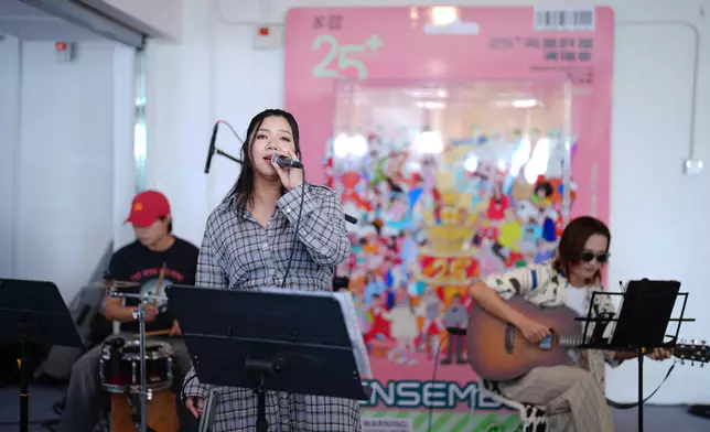 小巧更演唱新歌《外向型憂鬱人格》，她對演唱會十分期待，表示公司實力歌手雲集，加入公司之後一直都想和不同歌手同台演出，相信可以擦出新火花！