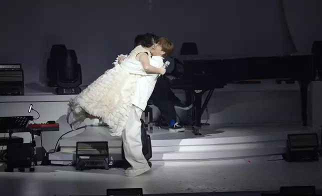 張敬軒一把將Ivana整個人抱起來！