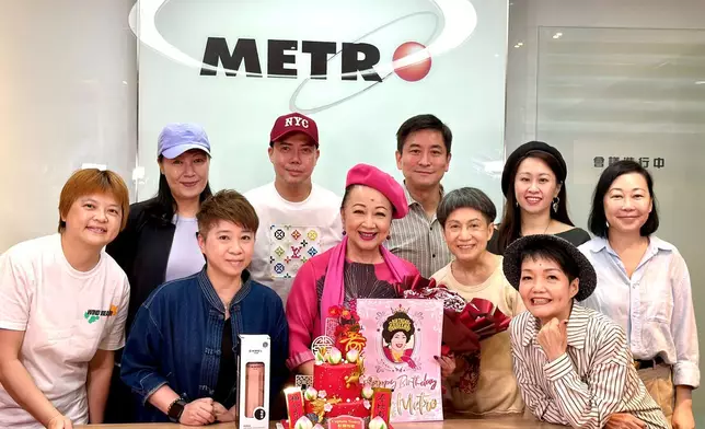 家燕姐與謝天華、范振鋒、思敏及新城管理層合照。