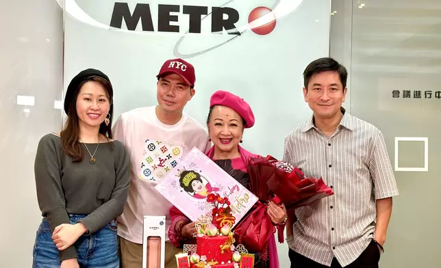 家燕姐與謝天華、范振鋒、思敏合照。