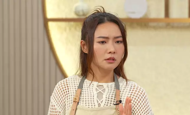 自認「地獄廚神」的Joey隨即天真發問：「可唔可以放埋飯入去電飯煲？」