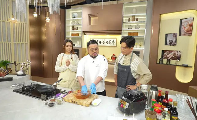 現任帝逸酒店逸軒中餐行政總廚的李家鋌（Bosco）教整「羊肉叉燒」。