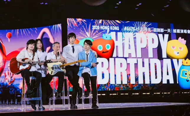 適逢成團27周年，全場大合唱生日歌兼玩人浪，氣氛高漲。
