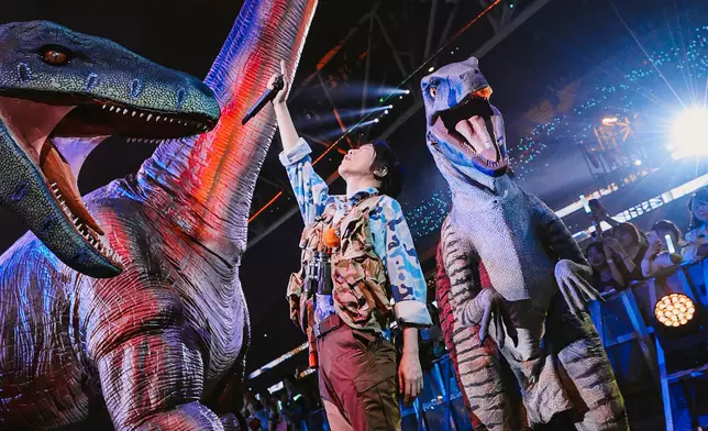 阿信感觸宣布：「明年我們不會再搭飛機來了，讓我們休息一次吧！不過說好要唱到80歲，我們會努力做到的。」