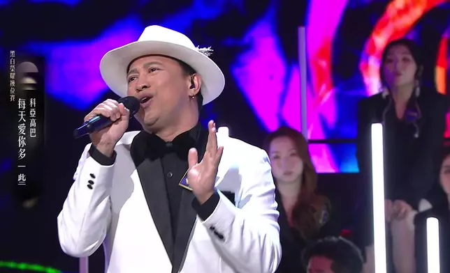 科亞高巴在台上演出，兒子在台下跟住唱。