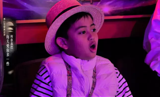 科亞高巴在台上演出，兒子在台下跟住唱。